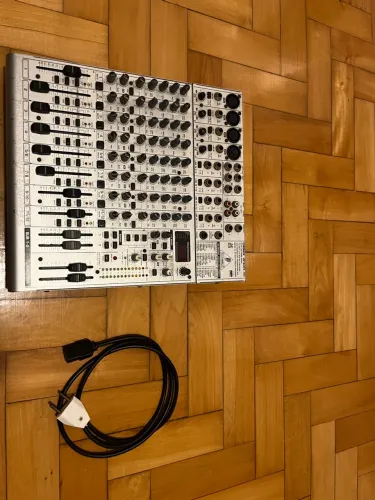 Mesa de som Behringer EuroRack UB1622FX-PRO