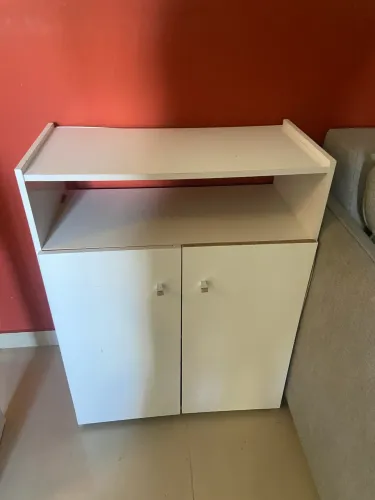 Mesa e armário 