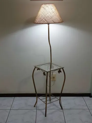 Mesa aparador com abajur