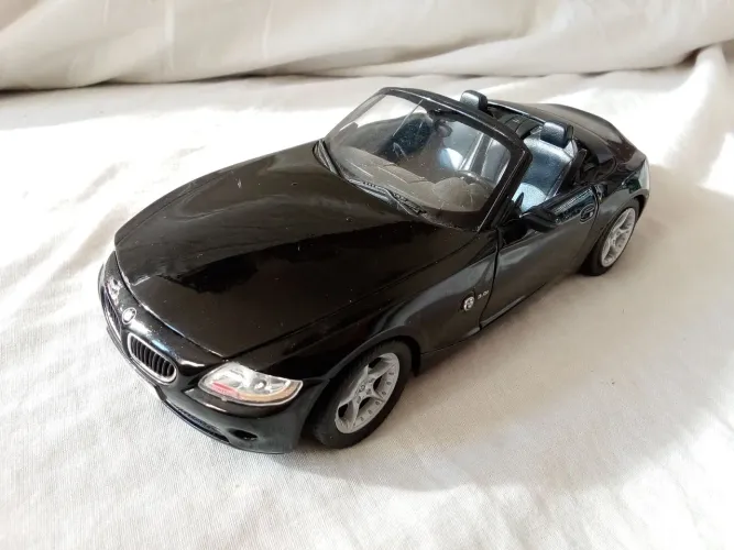 Miniatura BMW Z4 da Welly escala 1/24 preta 