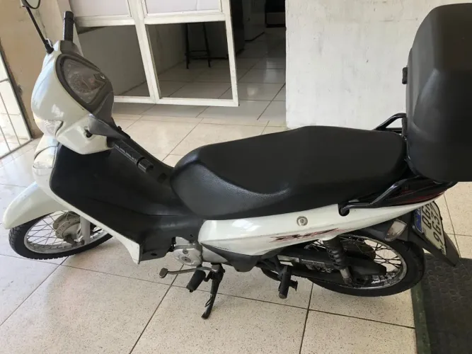 Moto biz em ótimo estado sem nada pra fazer
