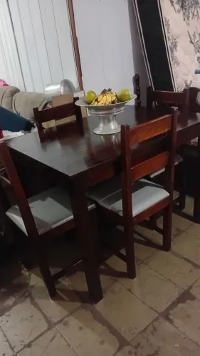 Mesa de madeira com 4 cadeiras