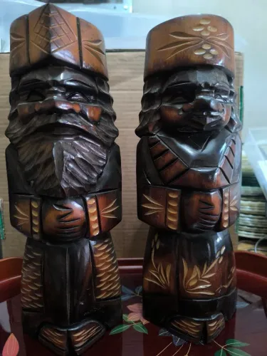 2 escultura de madeira Ainu.