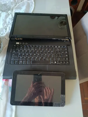 Vendo notebook,e tablet para retirar peças, o tablet liga. O notebook não tem bateria e fo