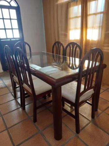 Mesa de madeira com tampão de vidro 1,80m com 6 cadeiras