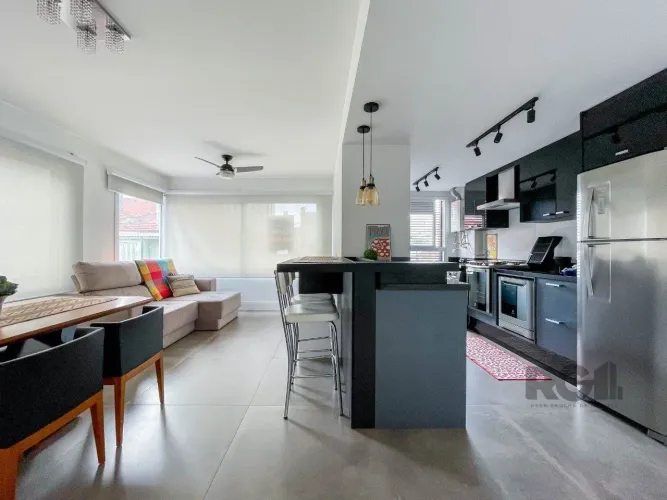 APARTAMENTO MOBILIADO 70M² DE 2 DORMITÓRIOS E 1 VAGA - BAIRRO MENINO DEUS