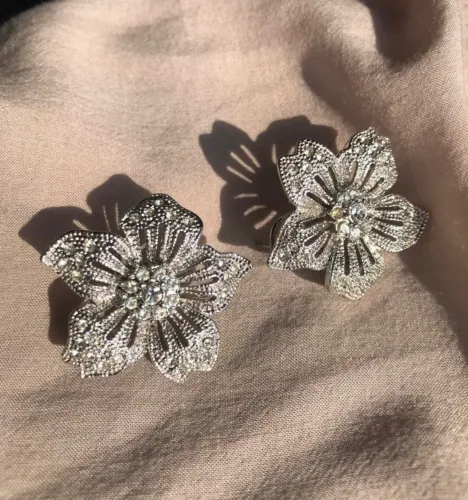 Par de brincos cravejado em cristais svarowiski formato flor. Lindíssimo!! 