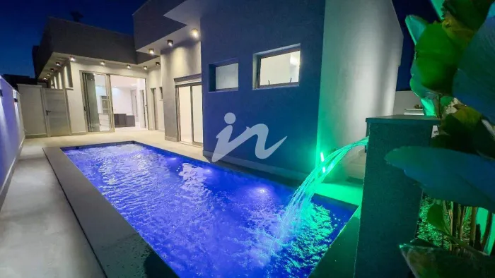 Casa residencial à venda em Nova Uberlândia (Uberlândia-MG) | 4 suítes, piscina e varanda 