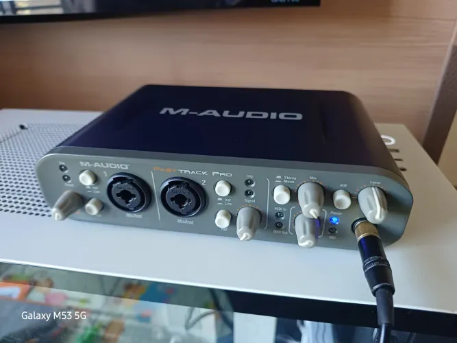 Interface de Áudio M-Audio Fast Track Pro (Na Caixa+fonte)
