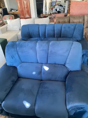 Sofá azul novo fabricado 