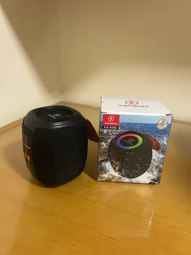 VENDE-SE CAIXINHA DE SOM KAPBOM ORIGINAL SOM ALTO EM PERFEITO ESTADO