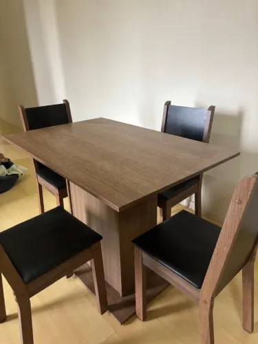 Mesa de jantar com 4 cadeiras - Cor madeira e preto