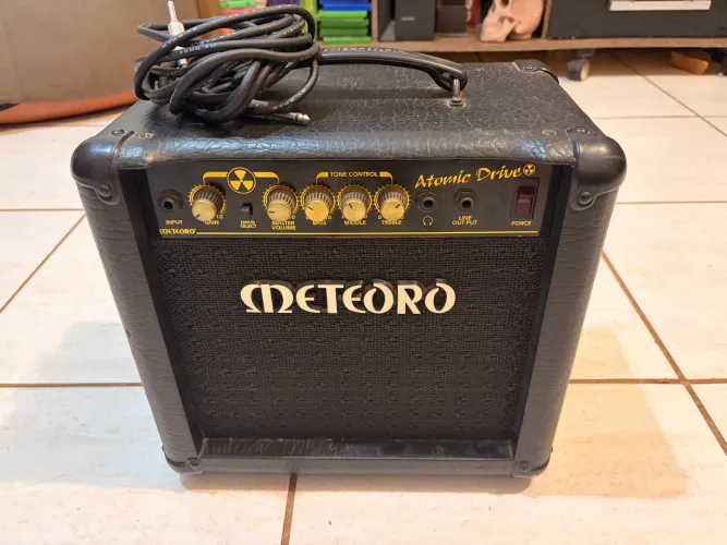 Amplificador METEORO Atomic Drive em perfeito estado