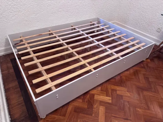 Cama branca em MDF