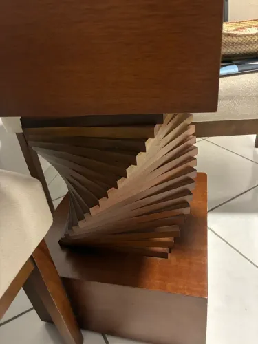 Mesa de jantar com 1,10 X 1,10 e 4 cadeiras madeira e tecido.