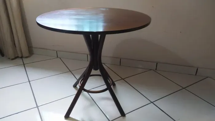 Mesa de madeira redonda