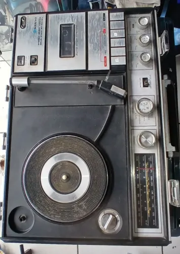 Universo Mágico Brechó Vende Sanyo Stereo Music Center (Solid State AC-Battery).