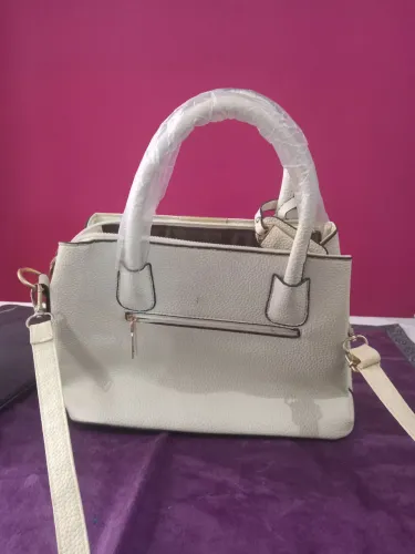 Bolsa de ombro e mão estruturada em tom off-white Couro PU