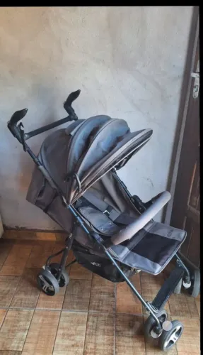 Vendo um carrinho de bebê Multikids Flick cinza dobrável.(Usando)