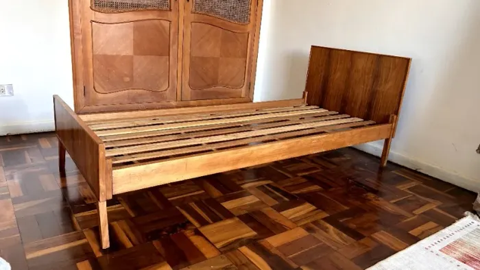 Cama Vintage Modernista de solteiro madeira com colchão