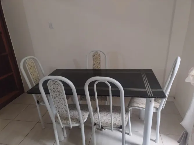 Meja de jantar, com 5 cadeiras