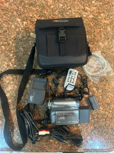 Camera JVC GR-D775U