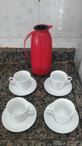 Conjunto 4 xícaras com pires e uma garrafa térmica