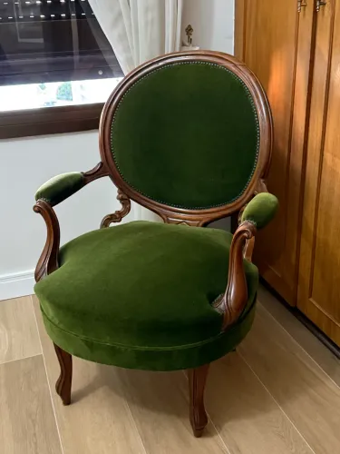 Poltrona Clássica Estilo Luís XV em Madeira Maciça e Veludo Verde