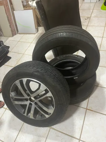 Pneu com roda da Fiat toro + 2 pneus 
