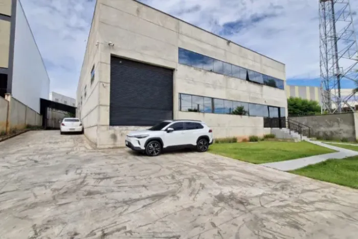 Galpão industrial no Éden. 750 m². Escritórios, laboratório, recepção e amplo salão fabril