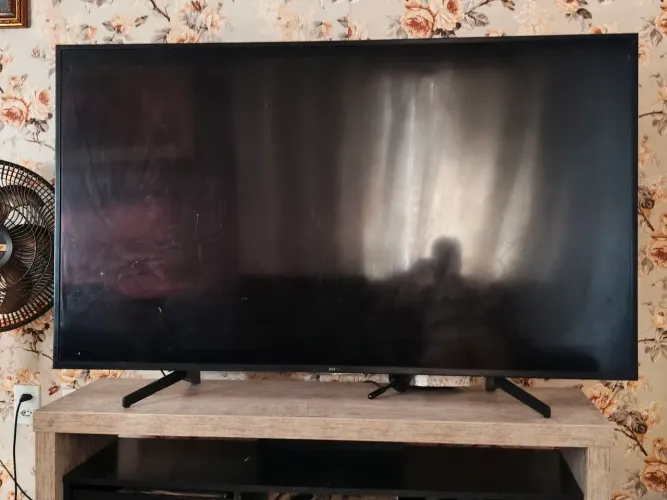 Televisão de 65 polegadas com avaria