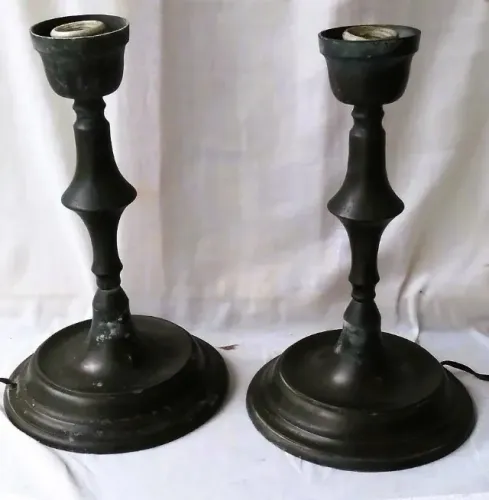 par de antigo abajur estanho pewter base redonda com frisos haste em gomos década 70