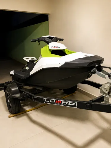 JET SKI SEA-DOO SPARK 2023 - 11 HORAS - COM CARRETA