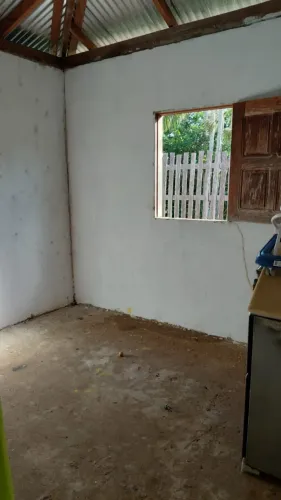 Casa com poço e árvores frutíferas