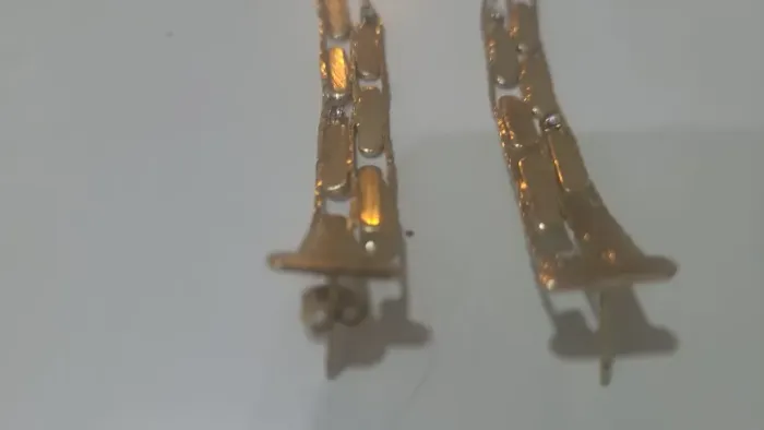 Brincos estruturado com pequenas barras conectadas folheado