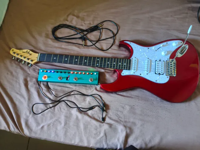 guitarra stratocaster + pedaleira tank g