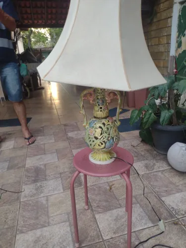 Candeeiro vintage de cerâmica decorativa. Design de jarra com alças.