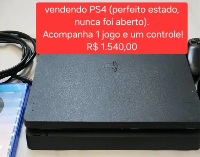 PlayStation 4 com controle e joguinho
