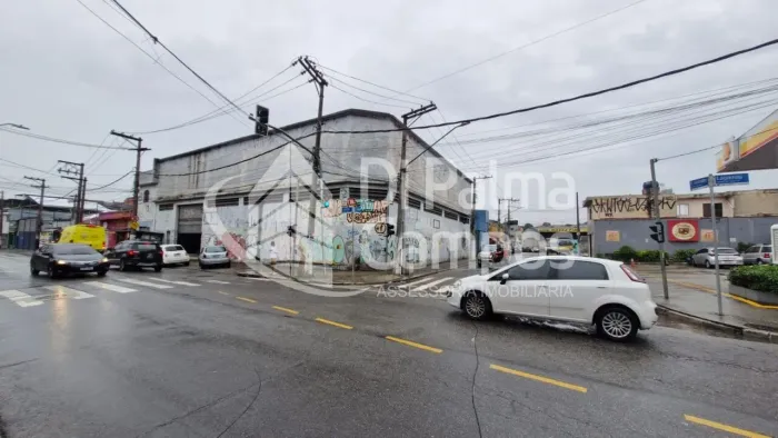 Galpão à venda com 814 m², pé-direito alto e entradas por 2 ruas a venda no bairro São Joã