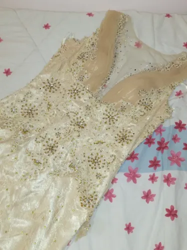 Vestido longo de  festa com renda e pedraria 