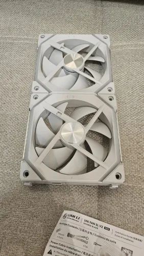 2 fans Lian Li UNI Fan SL120 V2 branco ARGB 120mm daisy-chain