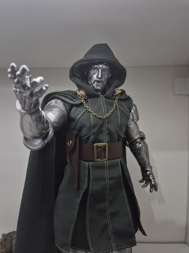 Action Figure Dr. Destino (Dr. Doom) MARVEL