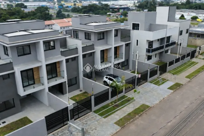 Sobrado com terraço no Atuba