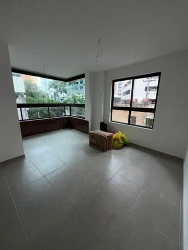 Apartamento com 2 quartos com varanda nos Aflitos
