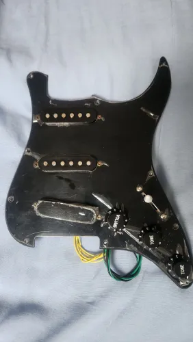 Escudo com captadores fender squier