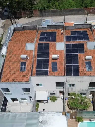 Casa duplex, solta, com 3 suítes, deck e churrasqueira, com excelente acabamento e toda pr