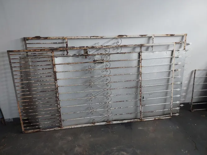 Grade ferro maciço largura 3,30m altura 2,20m DESAPEGO