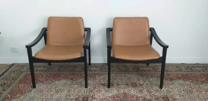Duas poltronas de couro cor conhaque em laca preta impecável (preço do par)