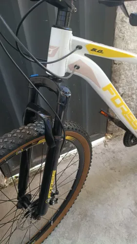 Vendo bicicleta aro 29 tem nota fiscal toda boa um mês de uso com rolamento moro em vila 