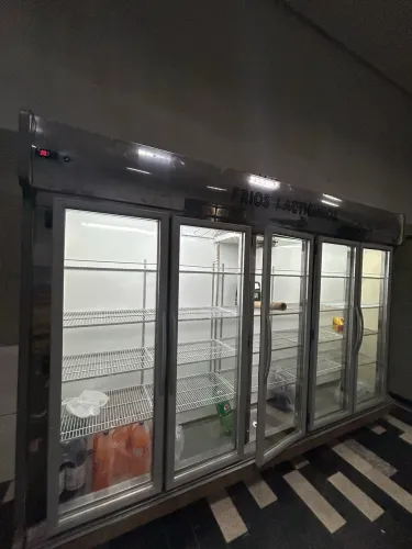 Expositor Refrigerado Vertical 5 Portas para Frios e Laticínios